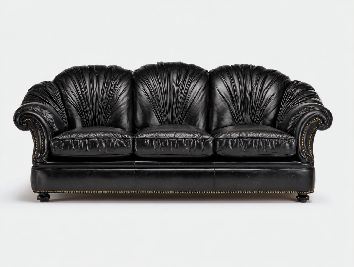 3 Sitzer Sofas in Lederoptik 230 x 100 x 96 cm - Schwarz - Klassisches Muscheldesign mit Ziernieten für Wohnzimmer und Gästezimmer